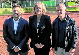 Illarramendi, Bertelink y Gómez Pinter, junto a las pistas de tenis.