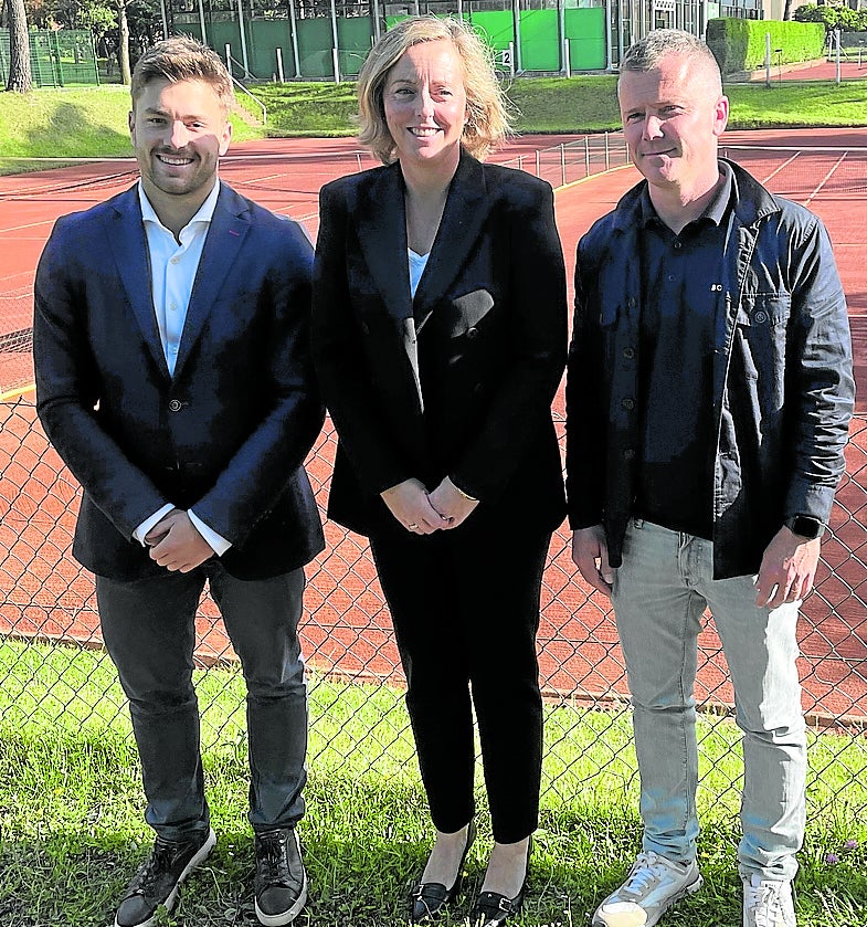 Illarramendi, Bertelink y Gómez Pinter, junto a las pistas de tenis.