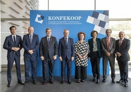 Aburto, Urkullu y Lavín, en el centro, entre otros, en la asamblea de Konfekoop.