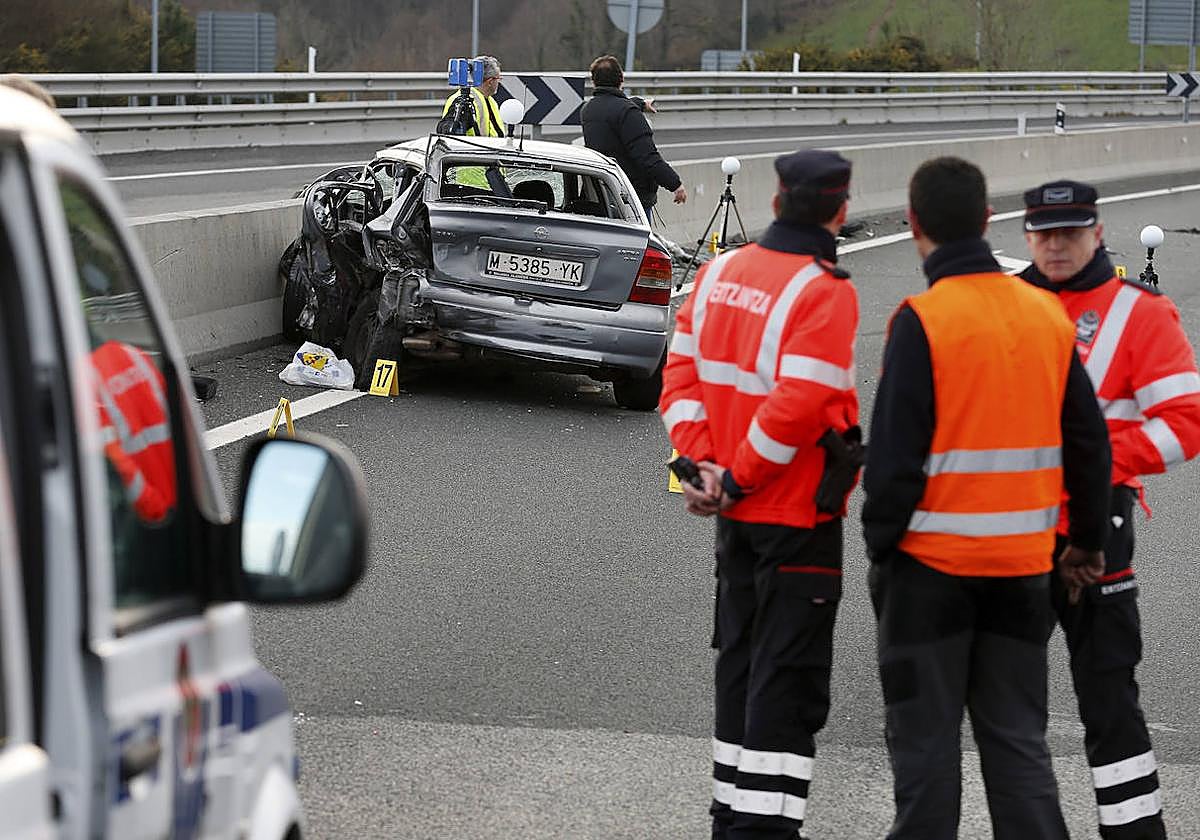 Estado en el que quedó el vehículo del acusado tras el accidente sufrido en la AP-8 y que se saldó con dos fallecidos
