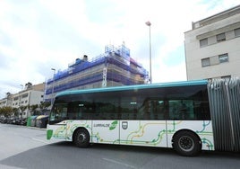 Autobús de Lurraldebus saliendo de la parada de García Lorca de Donostia.