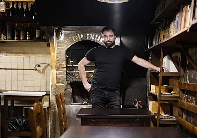 Xabi Gorrotxategi, delante de la parrilla de Casa Julián de Tolosa.