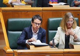 Pello Otxandiano y Nerea Kortajarena en el Pleno de constitución del Parlamento Vasco.