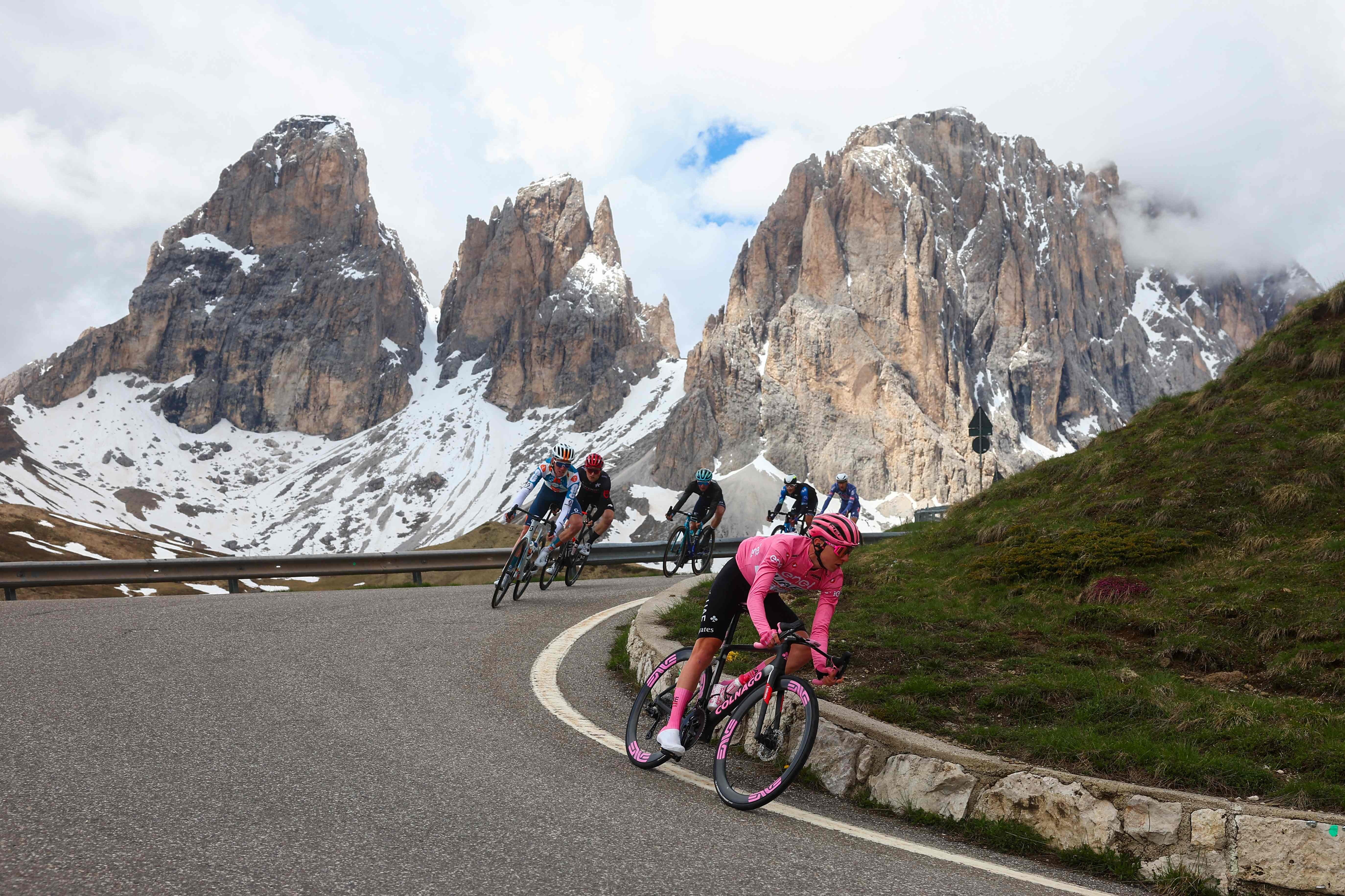 Tadej Pogacar, en el descenso del Passo Sella.