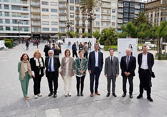 El alcalde Eneko Goia, acompañado por Florencio Domínguez, Ignacio Ibáñez, miembros de la corporación donostiarra y el subdelegado del Gobierno, en la inauguración de 'Memories'.