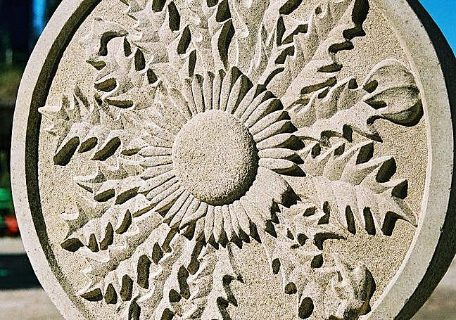 Estela funeraria realizada en piedra arenisca con talla de San Miguel de Aralar.