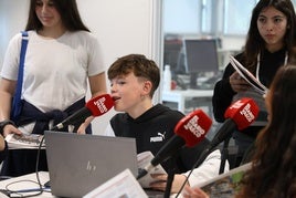 A la izquierda, visita a la exposición de portadas de DV por los 90 años del periódico y, sobre estas líneas, ante los micrófonos de la sala de podcast.