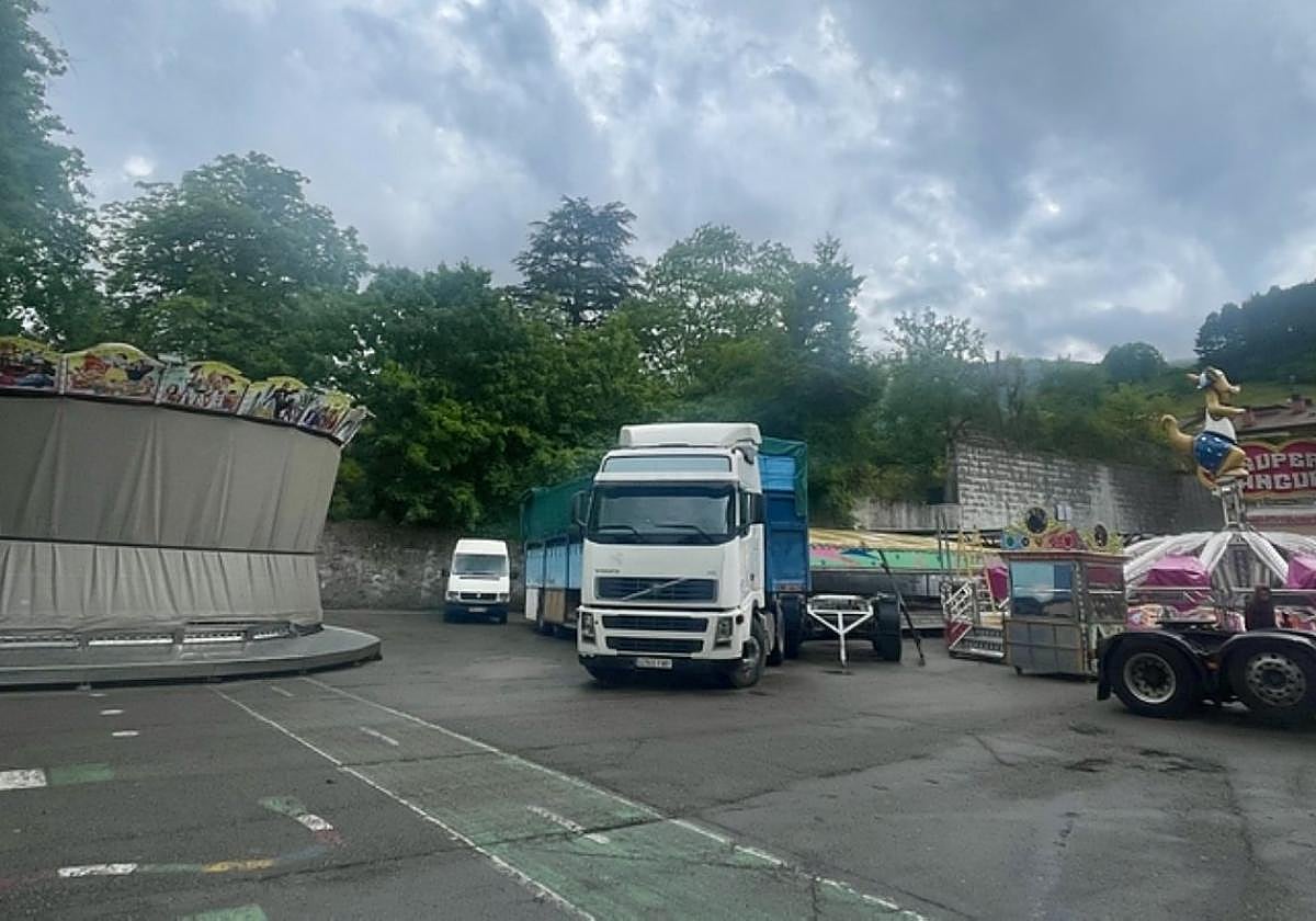 El espacio ferial con unas atracciones ya instaladas y otras en faena.