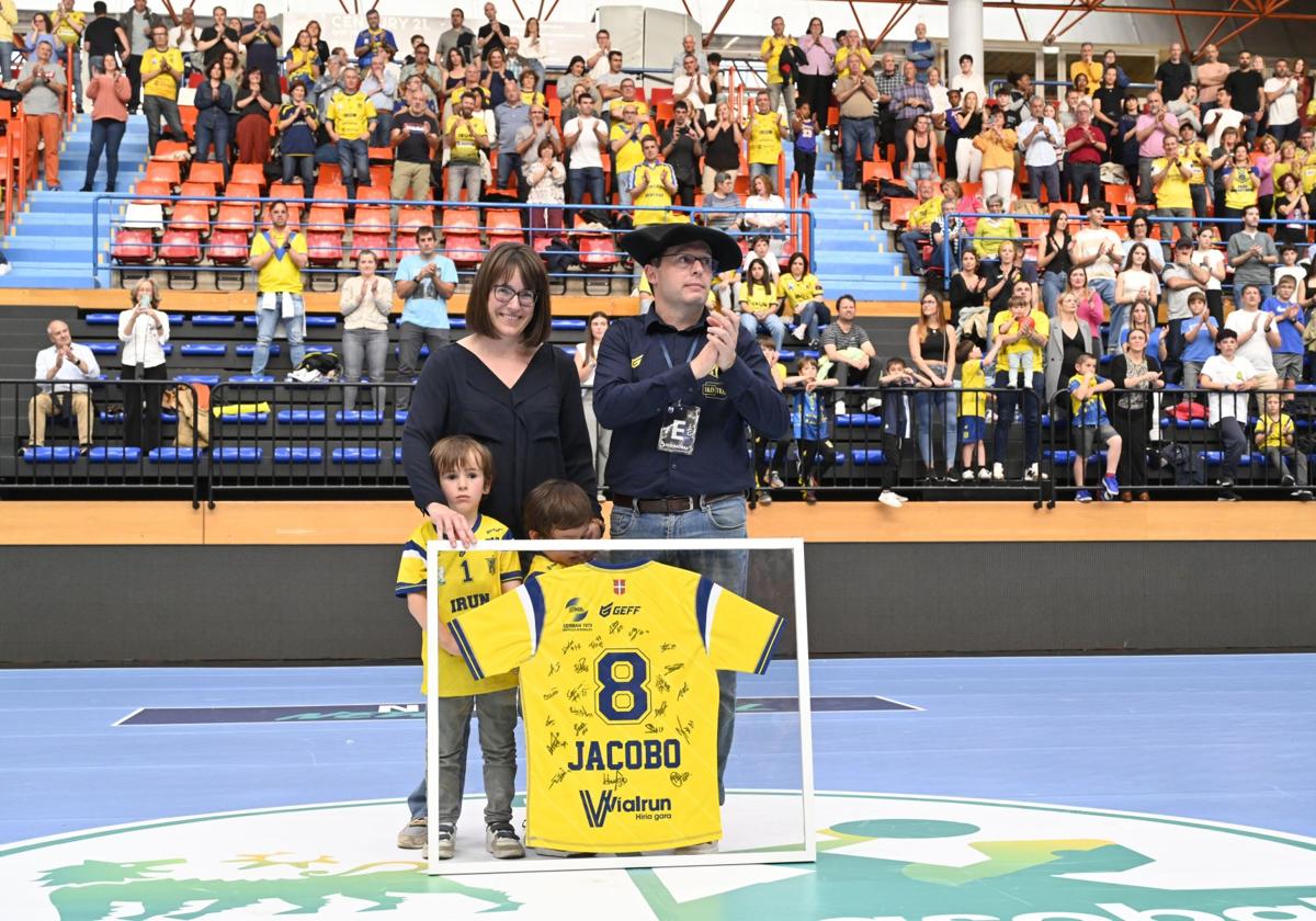 Cuétara, con su mujer y sus hijos, en el acto de despedida del pasado sábado en Artaleku.