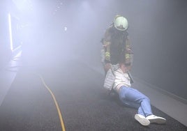 Un bombero evacúa a uno de los heridos del simulacro de este jueves en el centro comercial Garbera