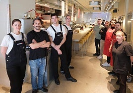 Rubén González dirige el equipo del Azoka, en la calle Prim.
