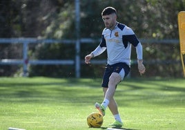 Javi Galán realiza un pase durante un entrenamiento en Zubieta