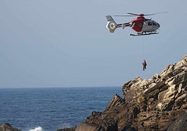 El helicóptero de la Ertzaintza durante un rescate, en una foto de archivo.