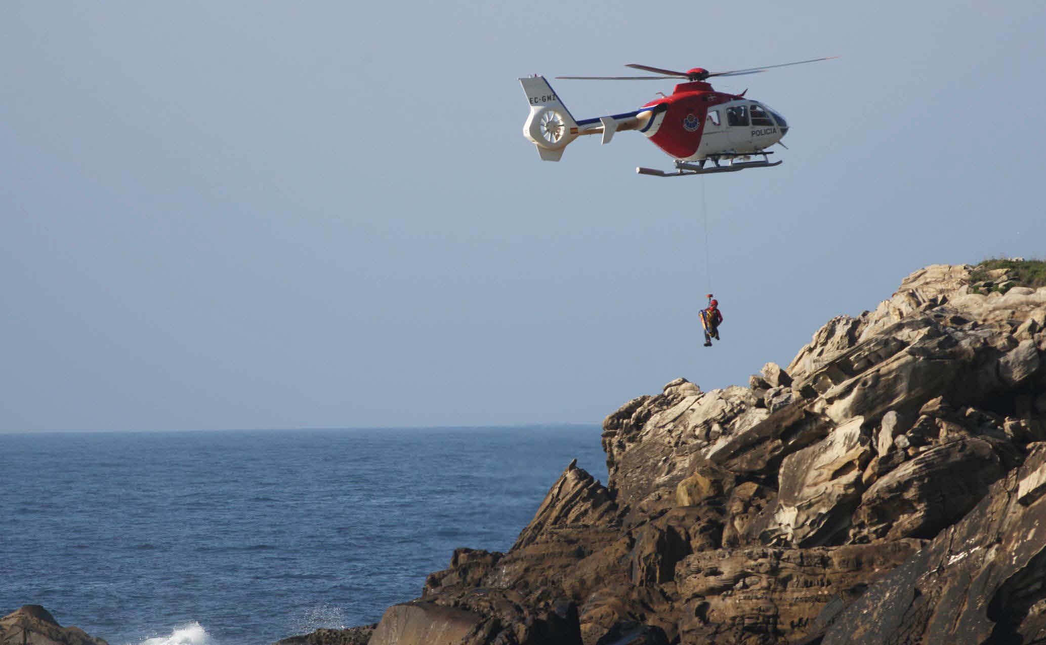 El helicóptero de la Ertzaintza durante un rescate, en una foto de archivo.