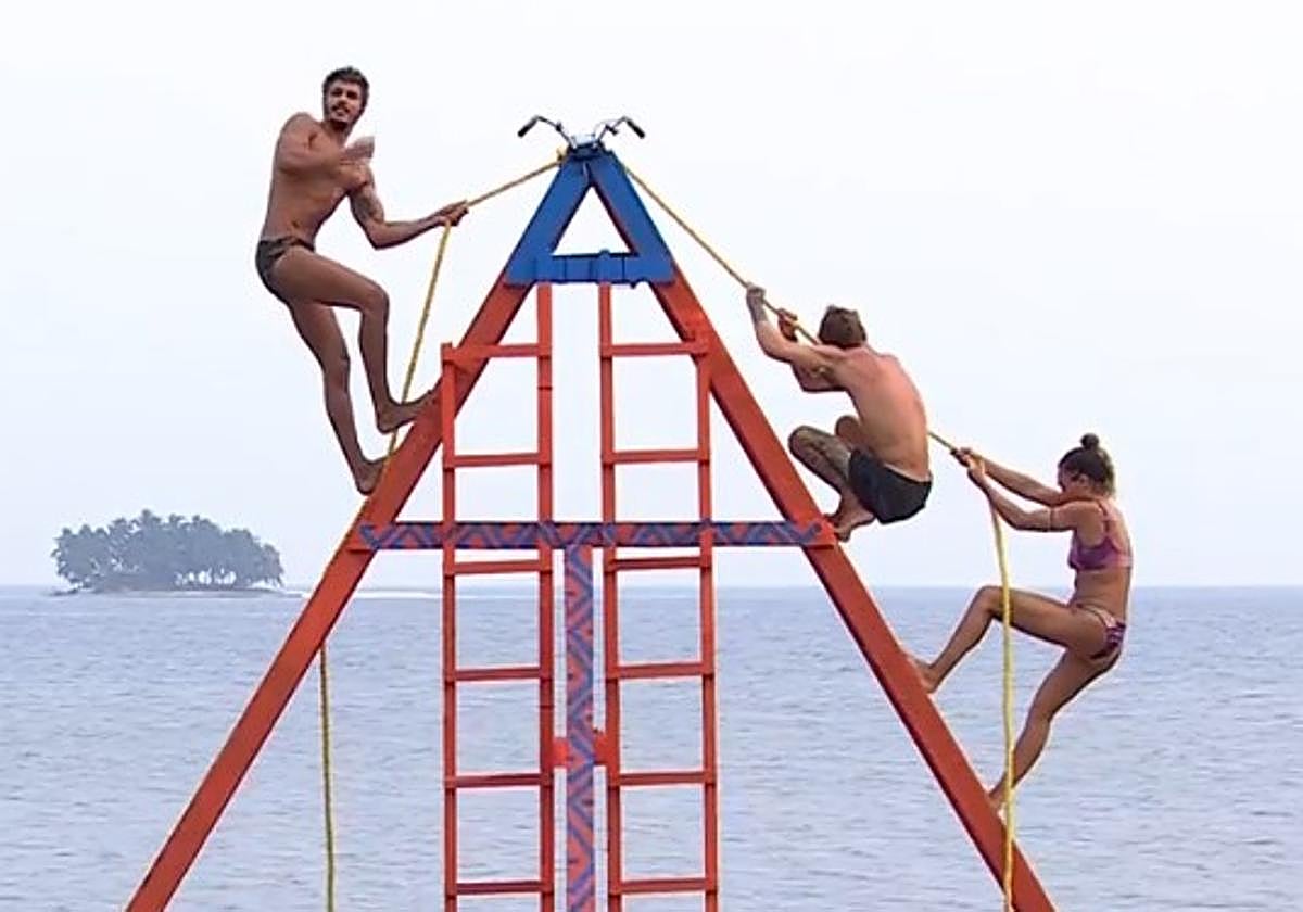 Kiko Jiménez, frente a Gorka Ibarguren y Blanca en Supervivientes.