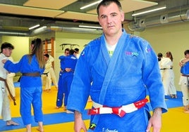 Iker Lizarribar durante uno de los entrenamientos que dirige en el polideportivo.