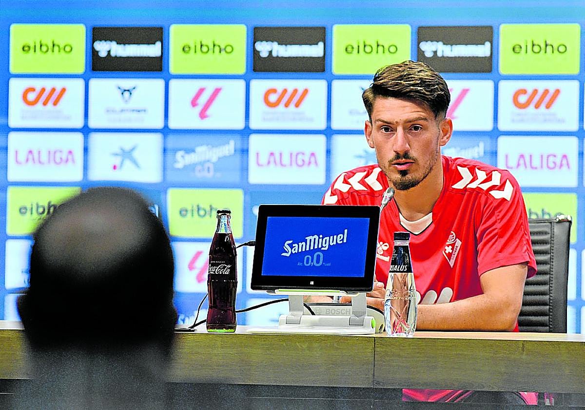 Unai Vencedor durante la rueda de prensa de ayer en el estadio de Ipurua.