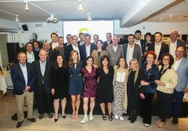 Galardonados y patrocinadores de los Gastronomika Sariak BMW Lurauto 2024 posan en la foto de familia que puso punto final a la cena celebrada en el Tenis Ondarreta.