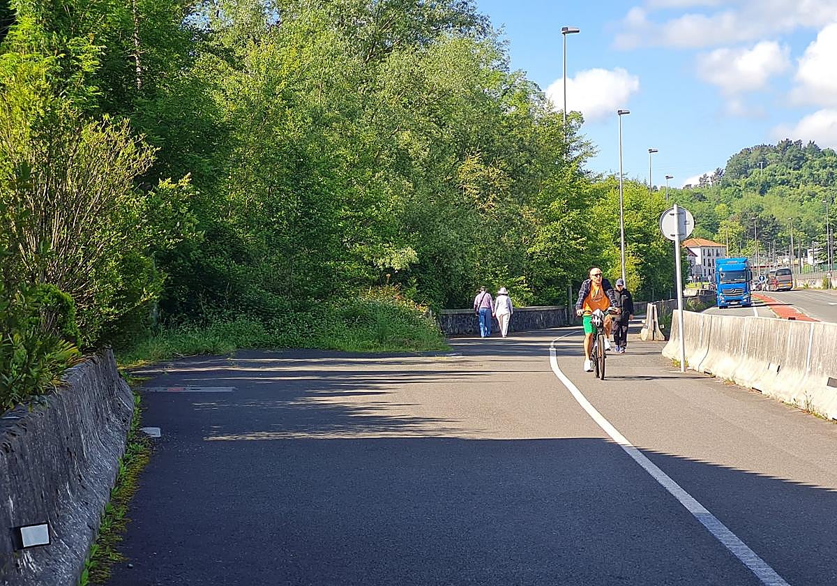 El arcén protegido actual pasará a ser un bidegorri, acera y zona verde.
