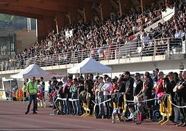 El público abarrota las gradas en un partido de rugby en Altamira.