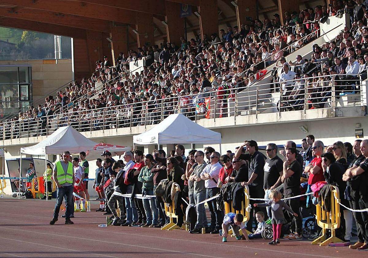 El público abarrota las gradas en un partido de rugby en Altamira.