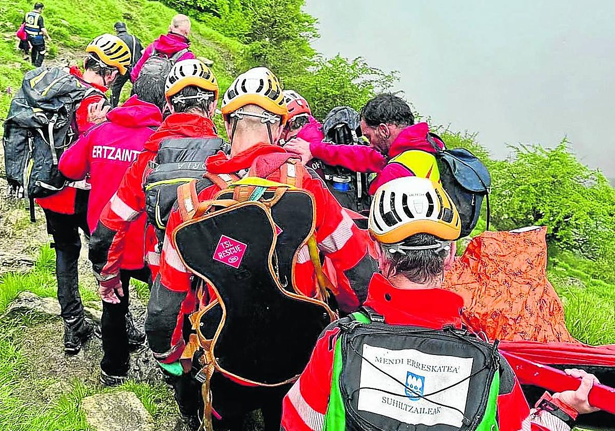 El equipo de rescate porteó la camilla durante dos horas.