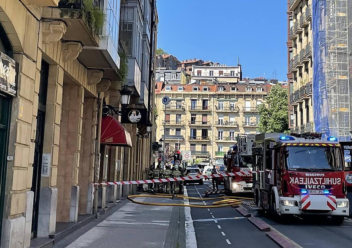 Bomberos del parque de Donostia, en la calle Pedro Egaña.