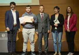 Elur Tapias, recoge su reconocimiento como alumno con más puntuación en las XX Olimpiadas Matemáticas Eduardo Chillida.