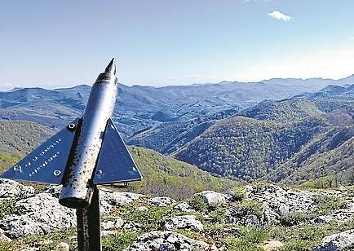 Imagen secundaria 1 - Dolmen de 'Bi ahizpen' muy cerca de cumbre, en la que se encuentran dos buzones. Uno de ellos en forma de cohete. Ireber es una de las cimas preeridas de Josetxo.