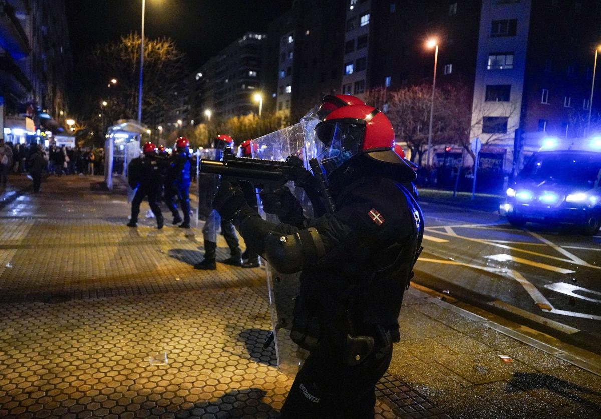 Un ertzaina apunta con su arma en la previa del Real Sociedad-PSG