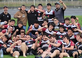 Zarauztarrak argazkia ateratzen, Getxori irabazi eta finalerako txartela lortu zutenean Fadurako errugbi zelaian.