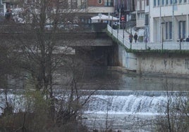 Una de las presas existentes en el cauce del río Deba a su paso por el entramado urbano de Soraluze.