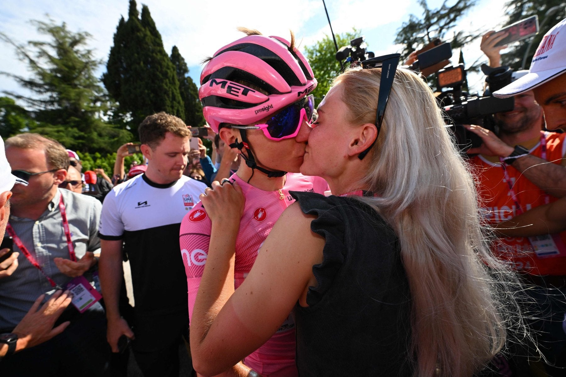 Tadej Pogacar y Urska Zigart celebran el triunfo en el Giro, ayer en la meta de Bassano del Grappa.