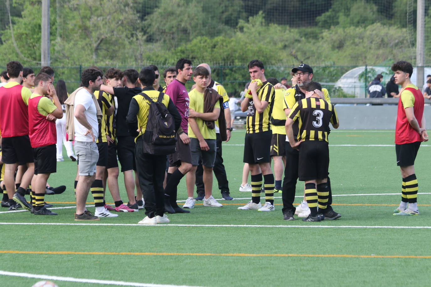 Los jugadores del Amaikak Bat, abatidos tras la derrota que confirmaba su descenso a la categoría de Preferente.