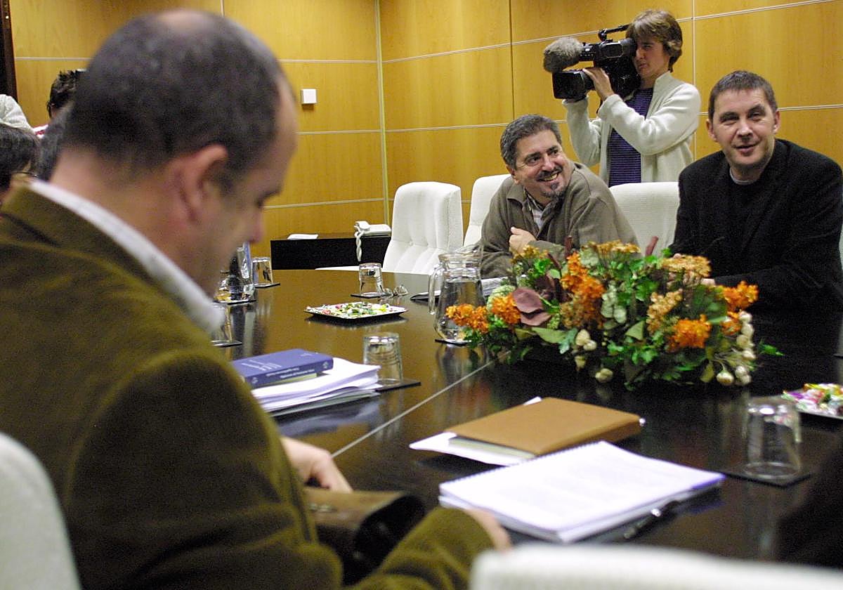 Jesús Eguiguren, Arnaldo Otegi y Joseba Egibar, en el Parlamento Vasco en 2004.