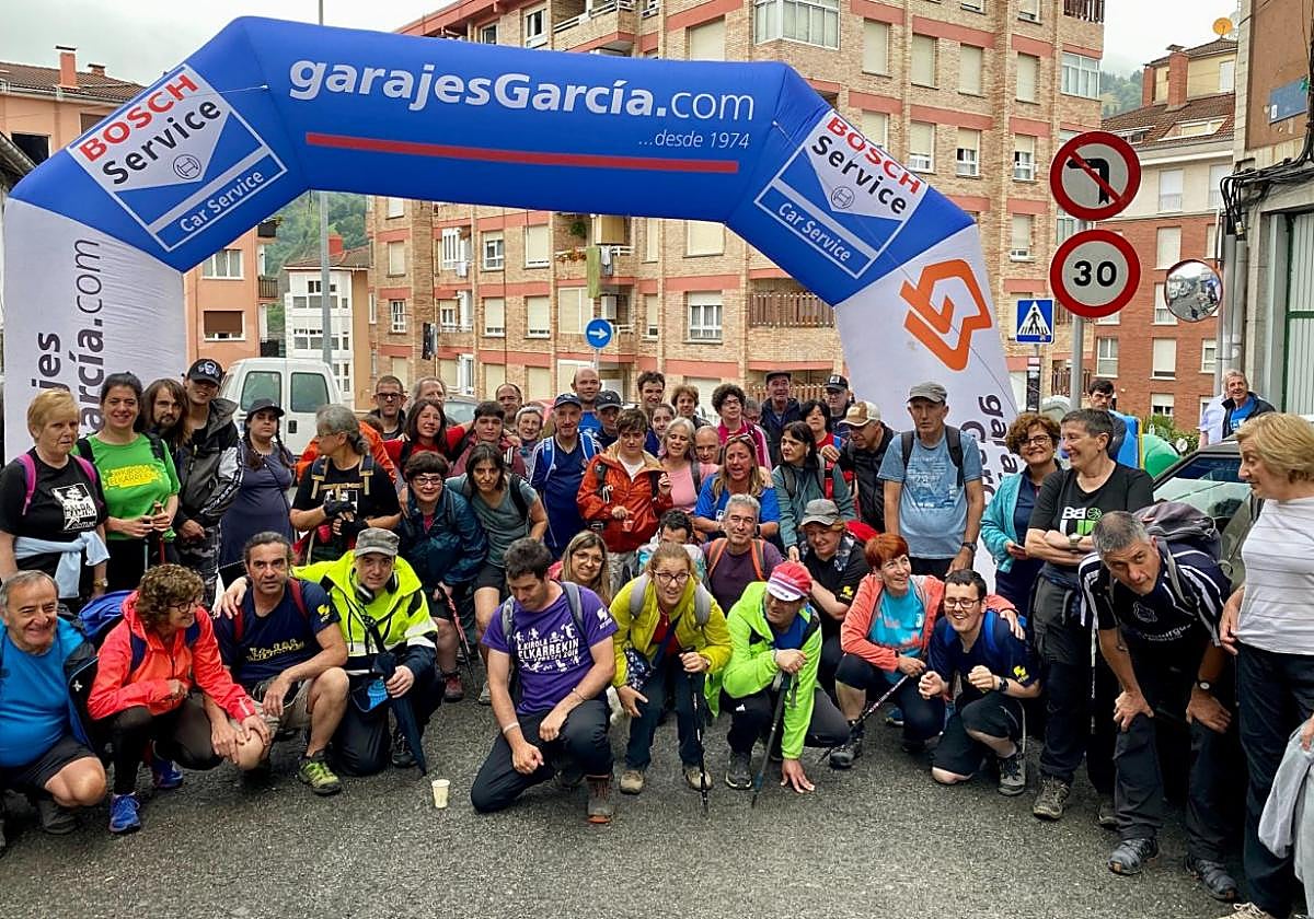 Listos para partir. Grupos de participantes antes de la salida de sus marchas en la pasada edición.