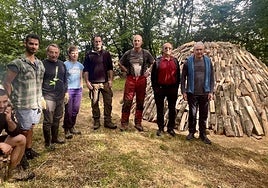 Últimos preparativos. Algunos promotores y voluntarios habituales, ayer por la mañana junto a la txondorra de 2,10 metros de altura.