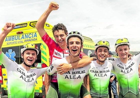 Alex Díaz, de rojo, celebra la victoria con su equipo en Artajona.