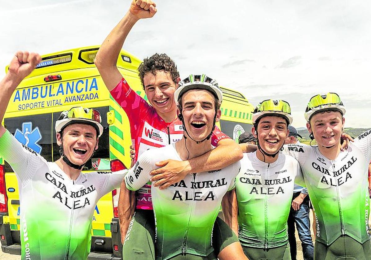 Alex Díaz, de rojo, celebra la victoria con su equipo en Artajona.