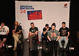 Oihana Arana eskoriatzarra Antzuolako saioan kantuan.