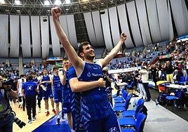 Xabi Oroz levanta los brazos tras anotar la canasta ganadora.