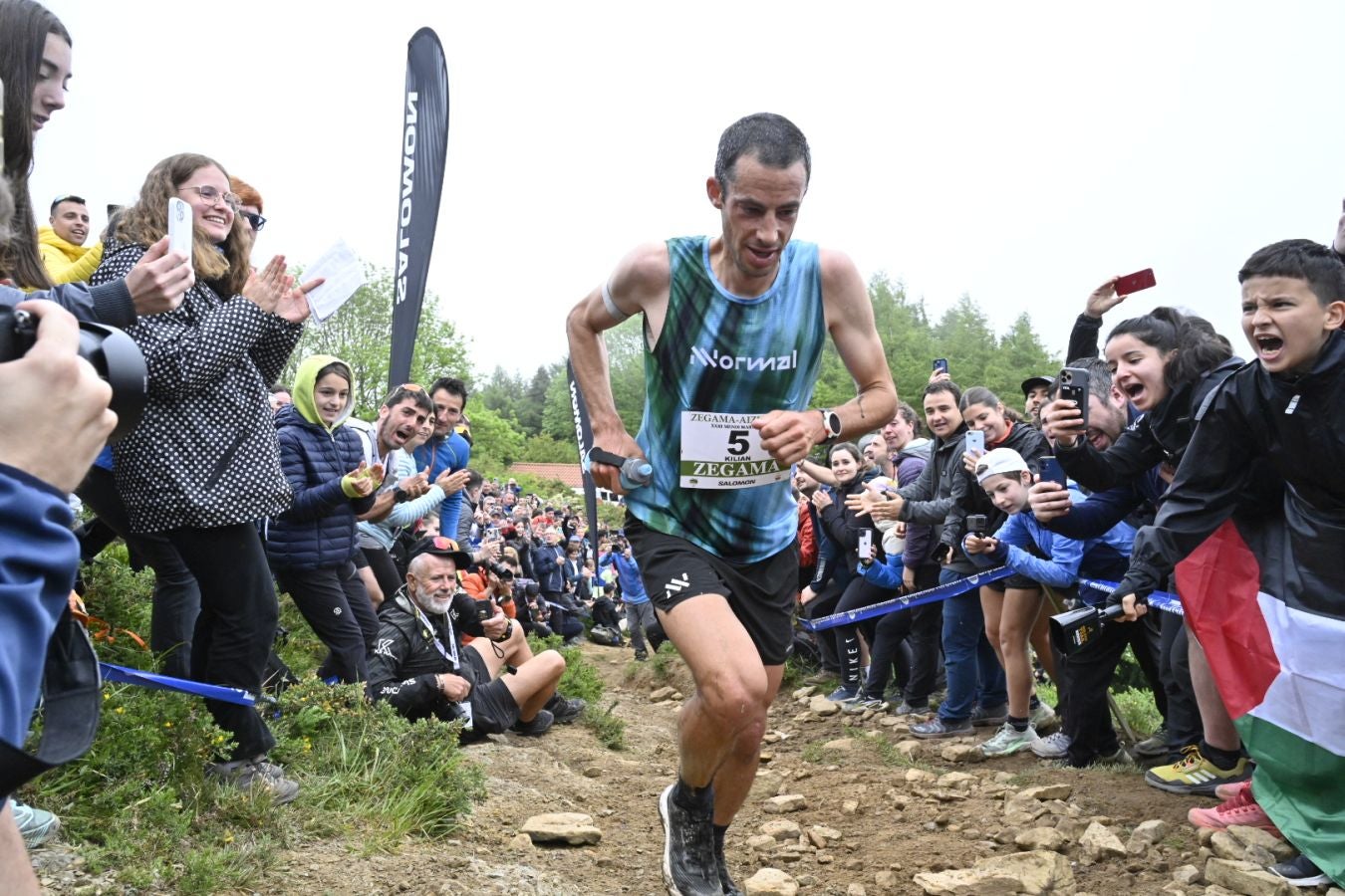 La afición de la Zegama - Aizkorri, volcada con los corredores en Sancti Spiritu