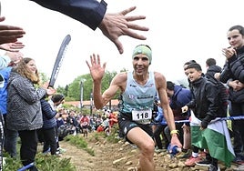 La afición de la Zegama - Aizkorri, volcada con los corredores en Sancti Spiritu