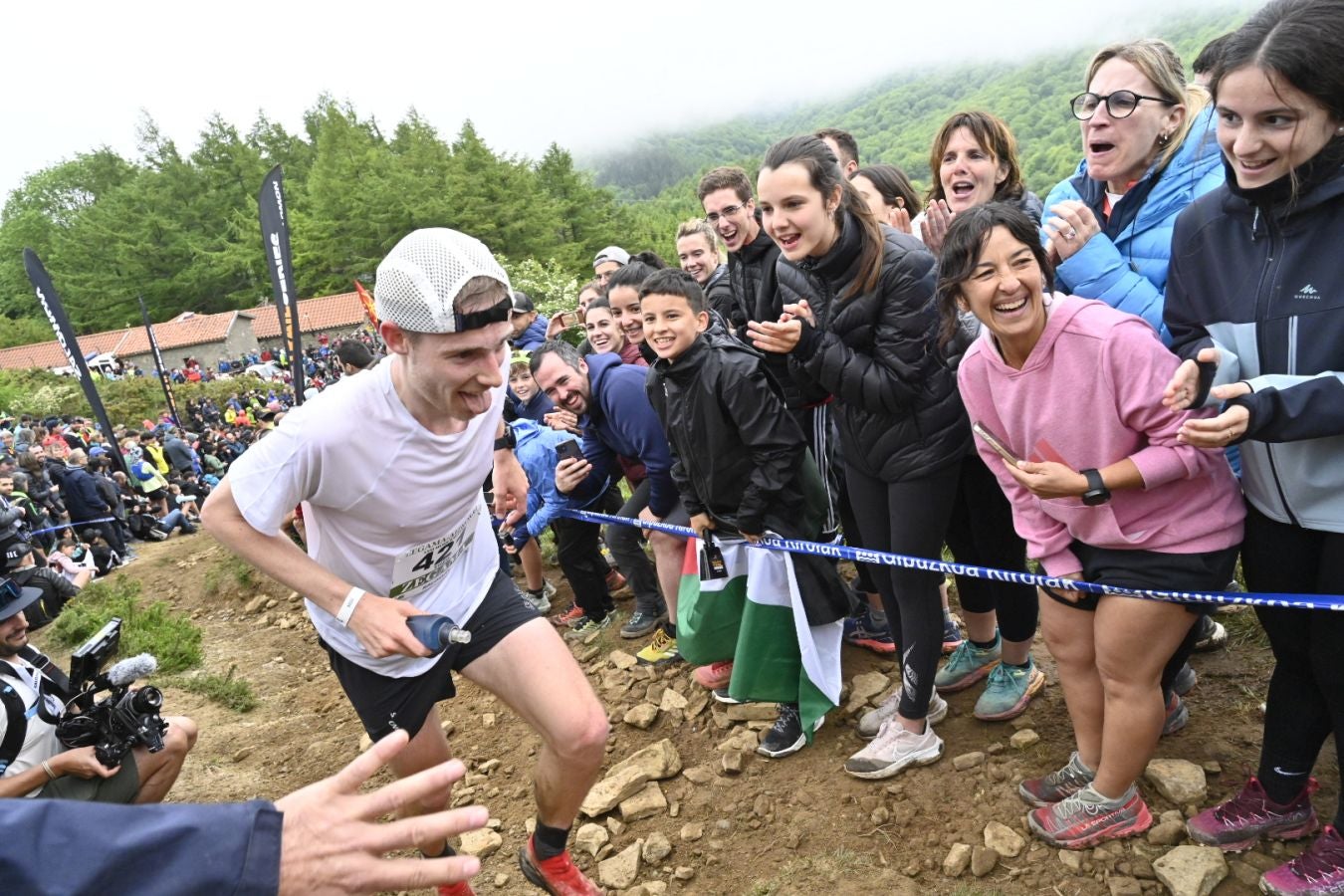 La afición de la Zegama - Aizkorri, volcada con los corredores en Sancti Spiritu