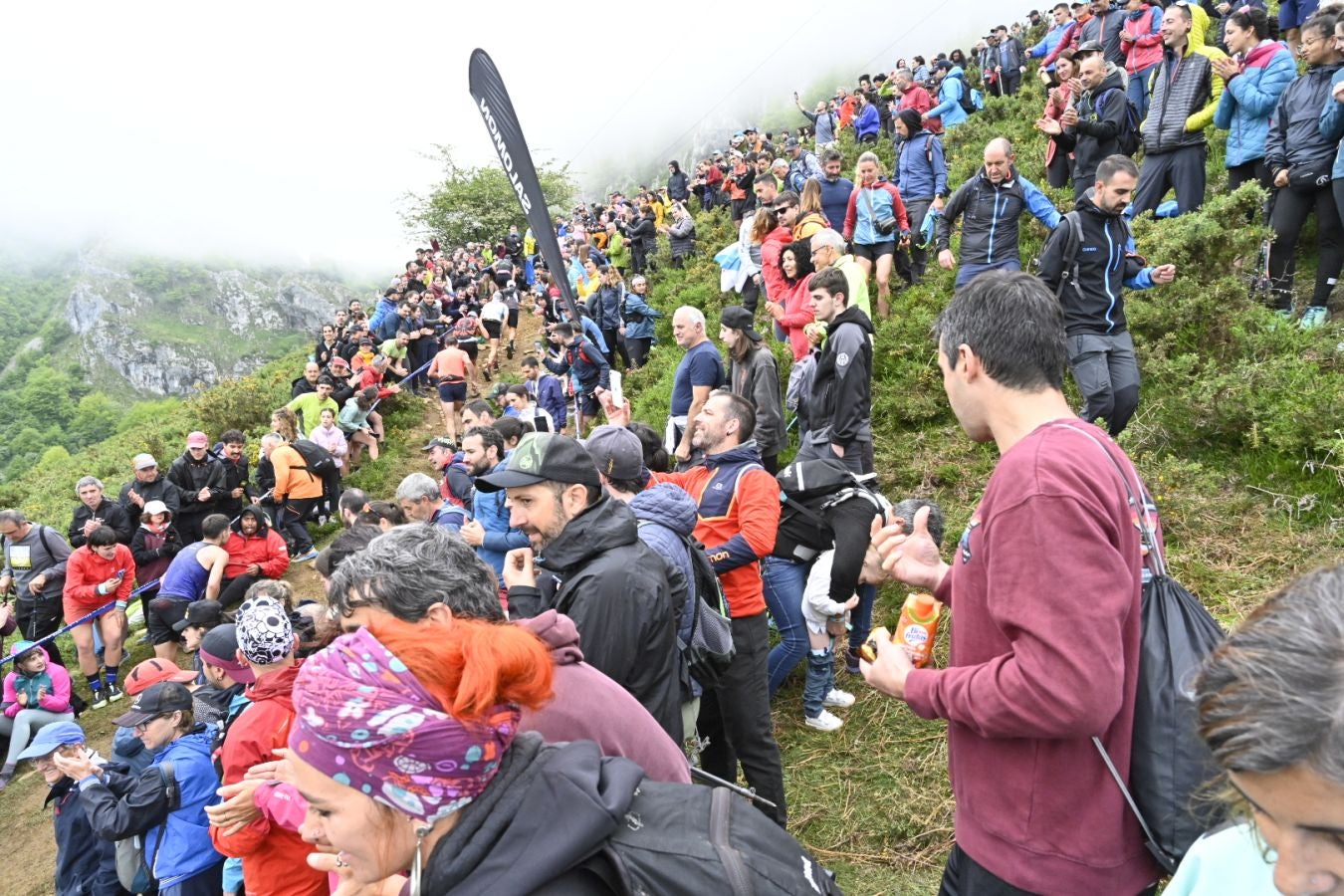 La afición de la Zegama - Aizkorri, volcada con los corredores en Sancti Spiritu