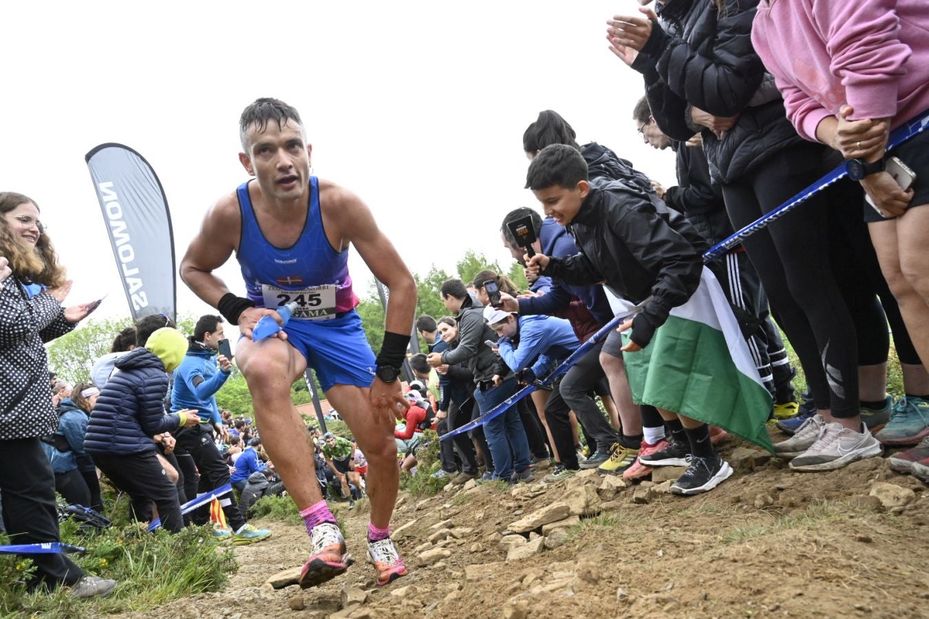 La afición de la Zegama - Aizkorri, volcada con los corredores en Sancti Spiritu