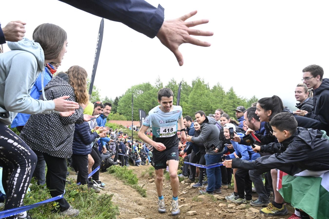 La afición de la Zegama - Aizkorri, volcada con los corredores en Sancti Spiritu