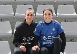 Preparadas. Esther Arrojeria y Maitane Etxeberria antes del entrenamiento ayeren el Josean Gasca.