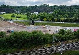 Los terrenos cedidos por Defensa se encuentran entre las vías actuales de Adif y la carretera GI-41.
