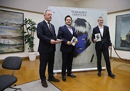 El consejero de Cultura y Política Lingüística, Bingen Zupiria; el director titular de Euskadiko Orkestra, Robert Treviño y el director general , Oriol Roch.